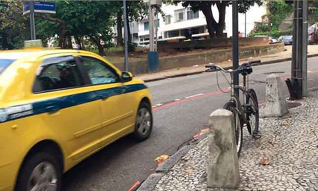 Taxi utilizando a ciclovia para fazer a curva | Acervo do internauta