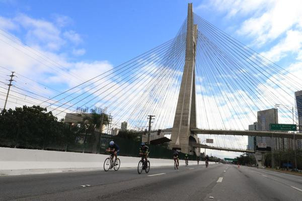 Ciclista com a ponte Estaiada ao fundo (Fábio Falconi/Unlimited Sports)
