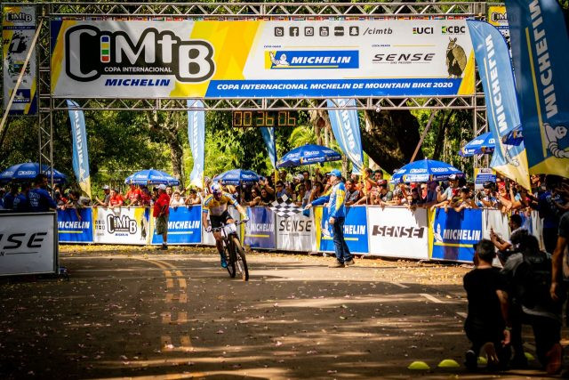 CIMTB: Argentina Paula Quiros e brasileiro Henrique Avancini vencem outra vez
