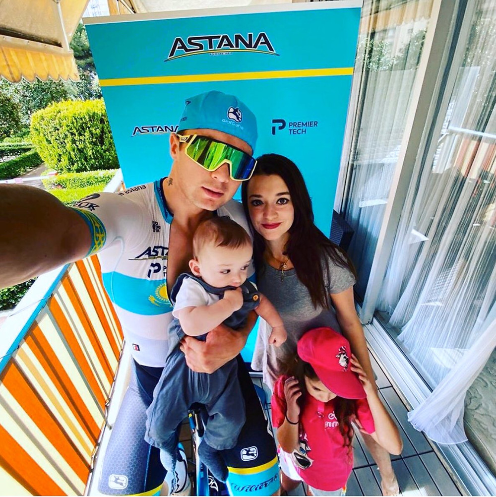 Alexey e família após a primeira etapa do Giro de Itália Virtual / Reprodução Twitter Astana