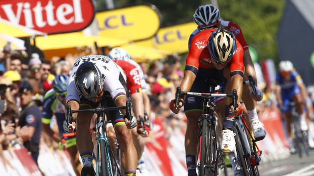 Sagan vence a segunda etapa do Tour de France e assume a camisa de líder