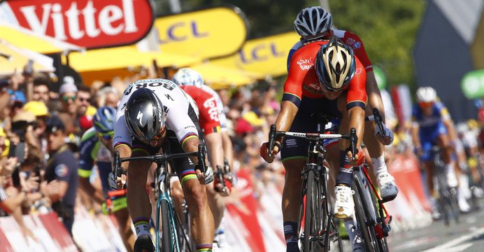 Sagan vence a segunda etapa do Tour de France e assume a camisa de líder