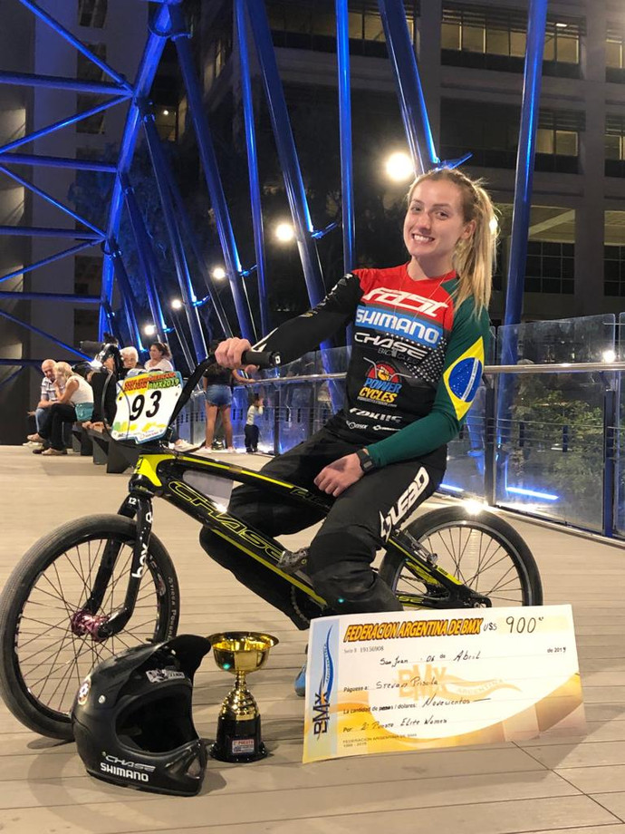 Priscilla Stevaux (BMX) acerta patrocínio com JCB do Brasil