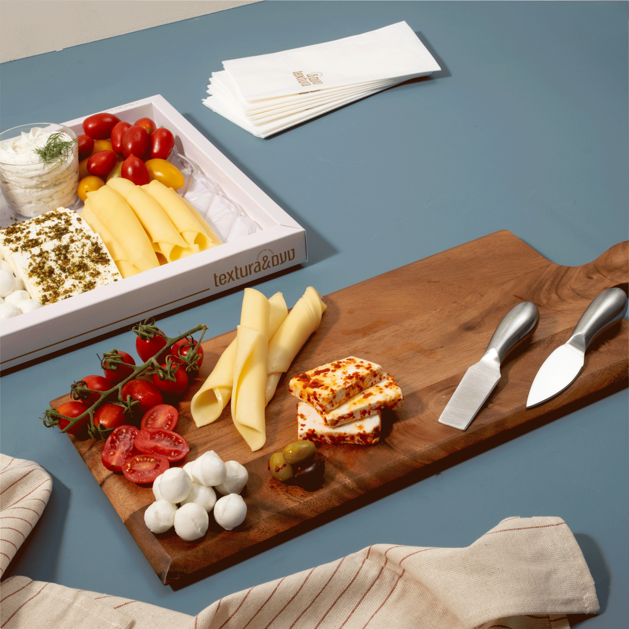 יד לוקחת גבינה ממגש