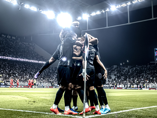 Corinthians brilha em vitória sobre o Athletico-PR e sai da zona de rebaixamento do Brasileirão.