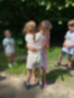 Thumbnail: Samen een spel spelen in het bos tijdens een kinderfeestje
