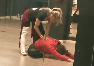 La docente Terry Iovine che spiega la corretta esecuzione di un esercizio ad un'allieva del corso avanzato