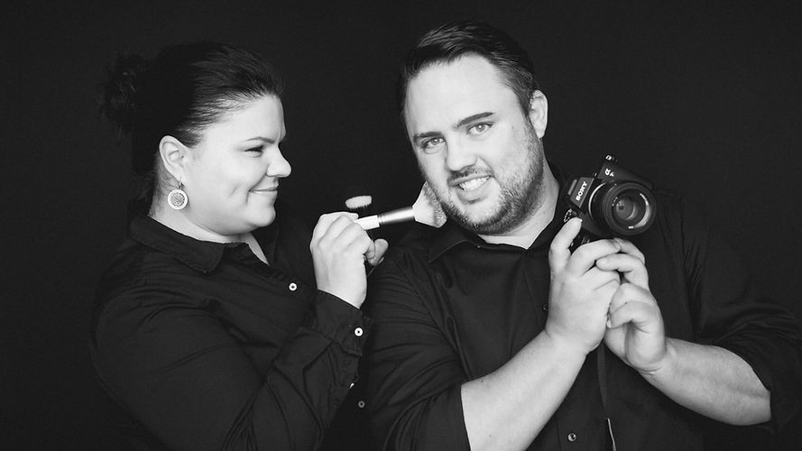 Carmen und Patrick beantworten die am häufigsten gestellten Fragen | ✓ mehrfach ausgezeichneter Fotograf für ästhetische Aktfotografie | 1060 Wien | Informiere Dich jetzt!