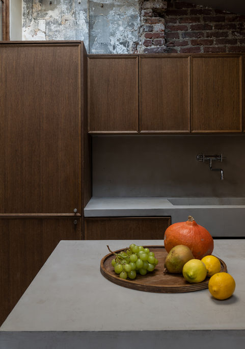 Portrait 1 - Portrait 2 - WEAREONA cuisine sur mesure béton ciré suspension mitigeur mural