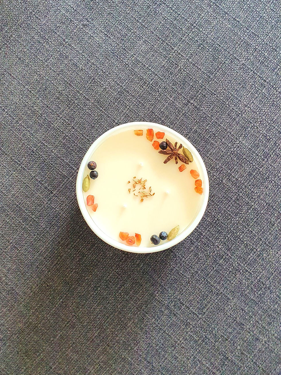 Miniature : Winterkerze Carnelian by ESSENTIALS Biokerzen schwarze duftkerze weisse karneol design sternanis kardamom orangenblüten bern