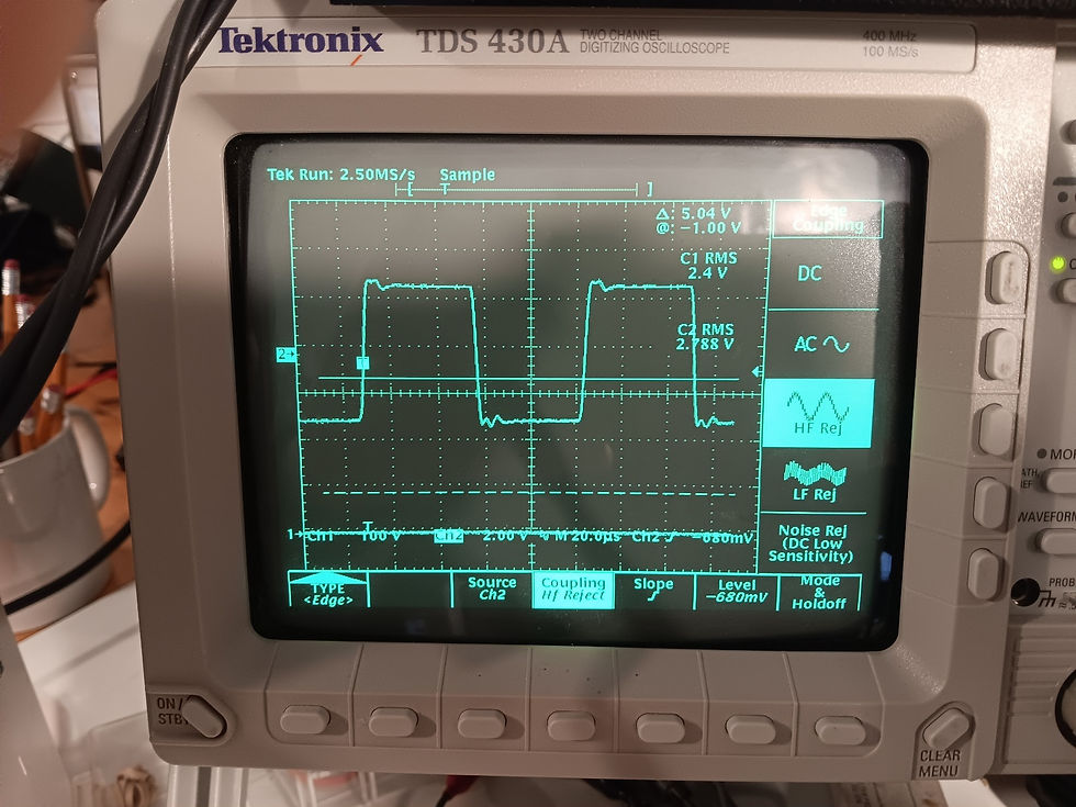 The 10K square waves show only a small leading edge squiggle. Rise and fall times are quick.