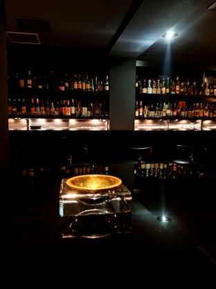 灰皿越しのカウンター