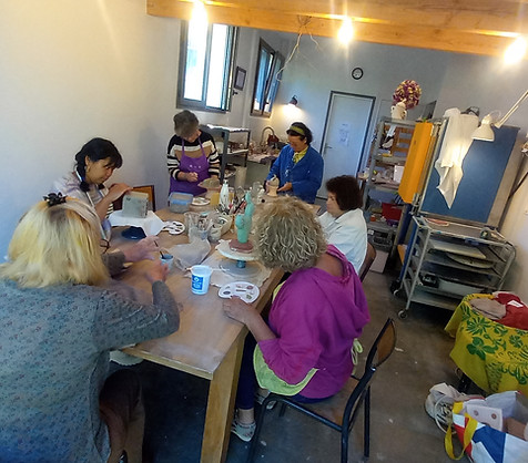 Association Cours pour ta Poterie, le site des curieux de vitalité. Ateliers autour de l'argile à Quissac 30260. Ateliers hebdomadaires & ponctuels, Modelage & Tour de potier. Atelier journée à thème, Week-end Poterie, Modelage Porcelaine. Adultes & enfants. Tous niveaux.