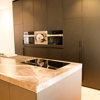 keuken interieur schrijnwerk maatwerk hout badkamer speelkamer entree bar 