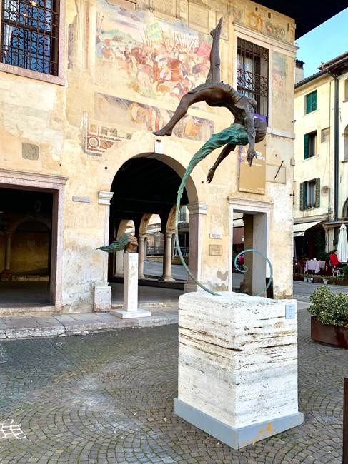 Andrea Roggi's 'Il volo della conoscenza' sculpture
