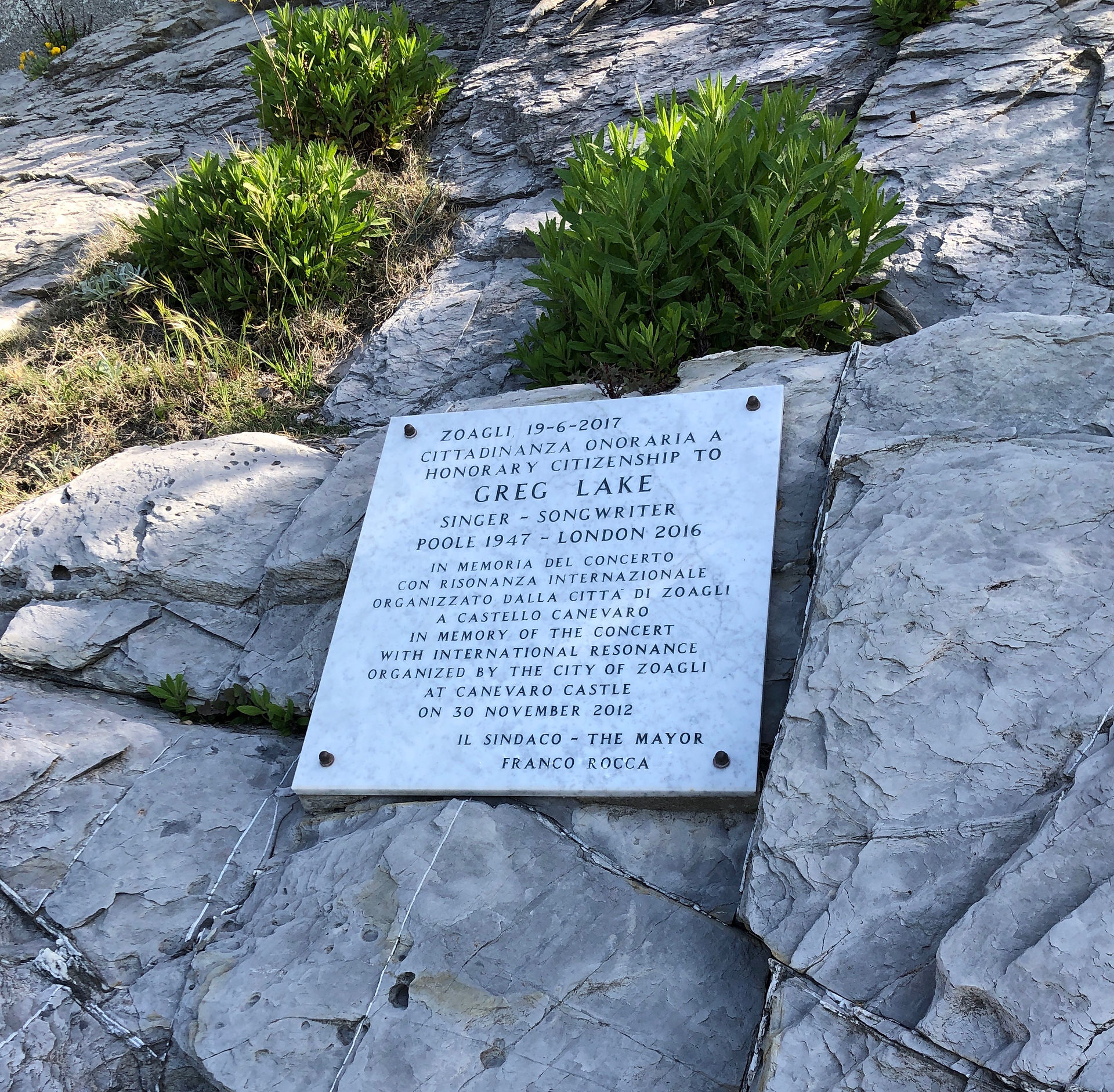 plaque to Greg Lake by the sea in Zoagli