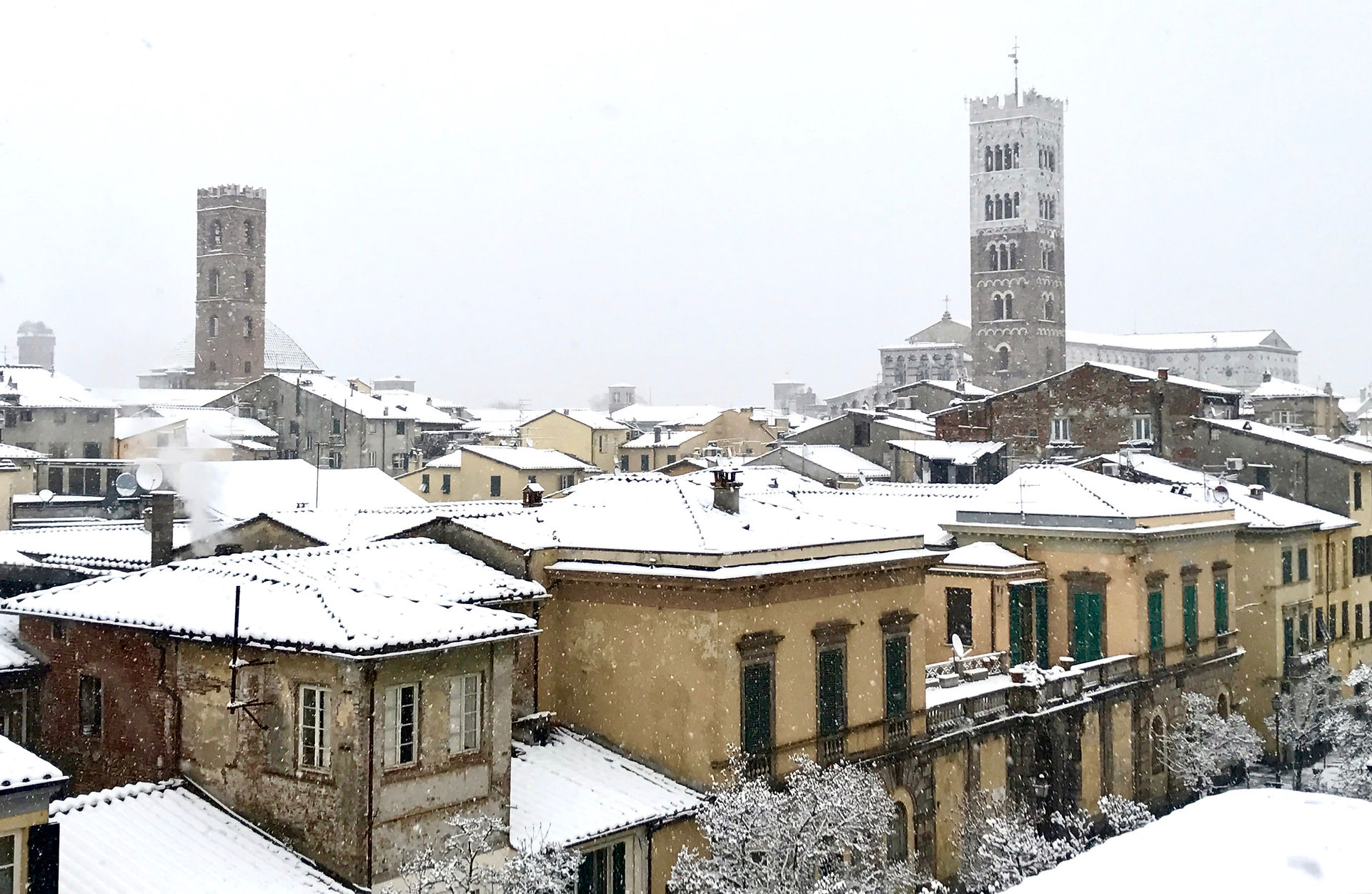 Lucca cathedral in the snow