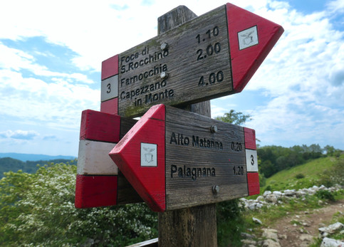 Trail signs at Foce del Pallone