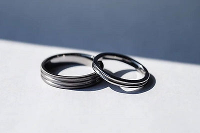 2つのメンズ指輪