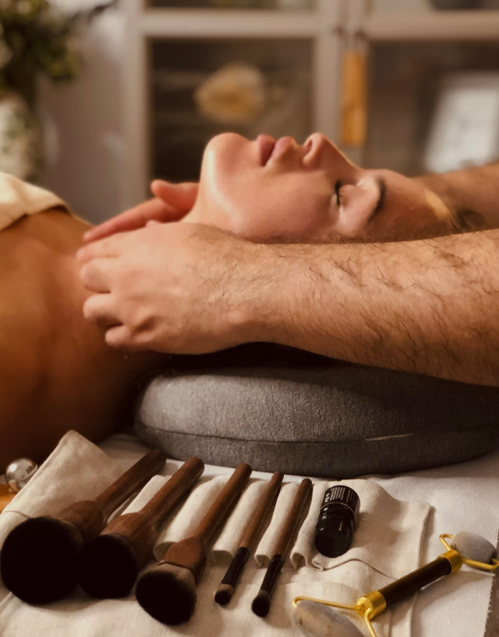 Masaje facial profesional en Barcelona con enfoque en relajación y rejuvenecimiento de la piel, realizado por expertos en Wellness & Touch Institute. Ideal para revitalizar la belleza natural y relajar tensiones faciales.