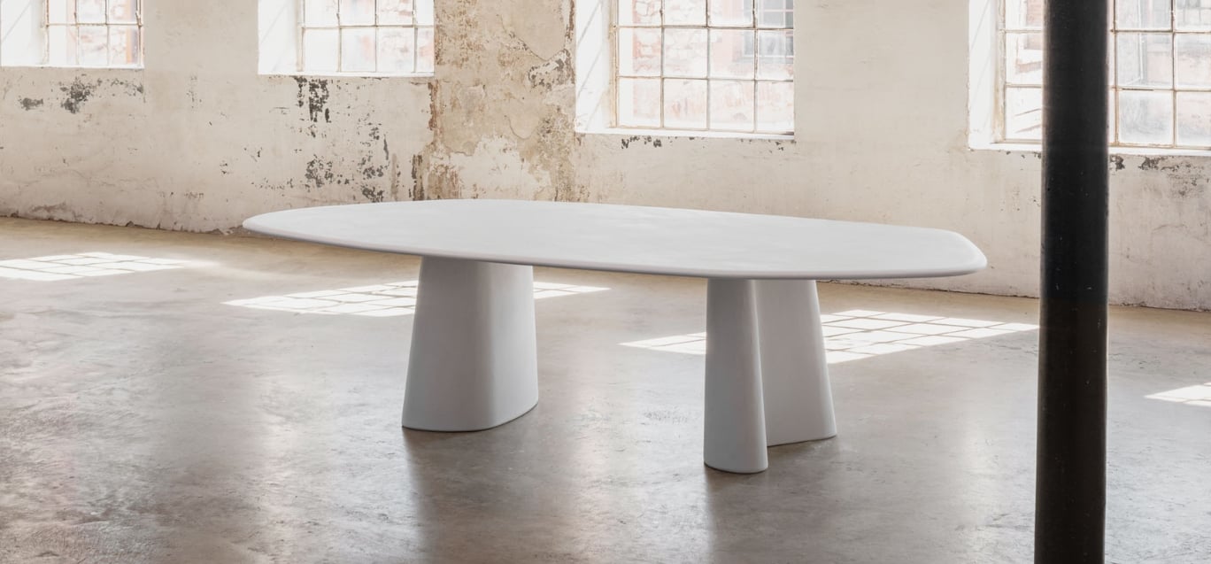 Mesa MIDJ num ambiente interior contemporâneo