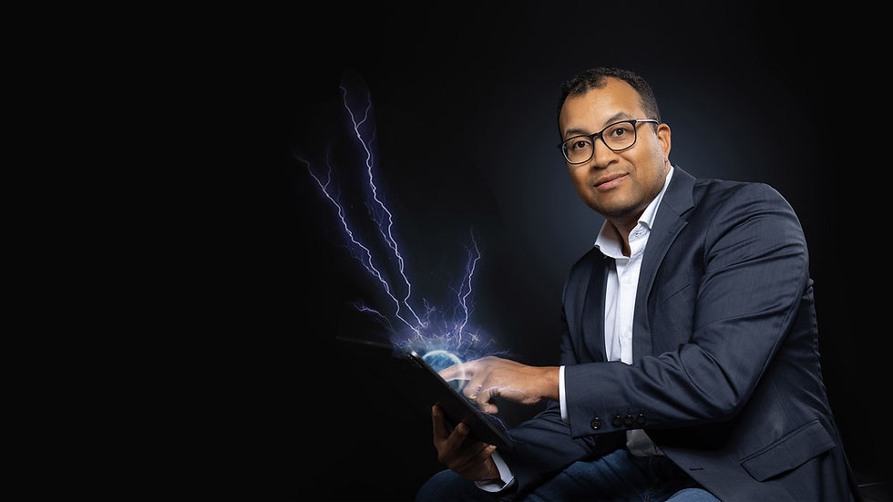 Tom Klefenz zeigt auf ein Tablet, welches Energieblitze ausstrahlt