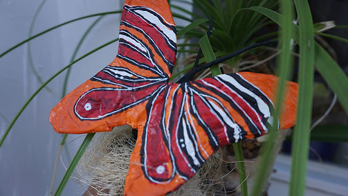 Schmetterling aus Draht und Papier, rot-orange bemalt