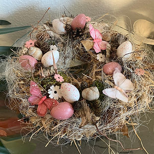 Ostekranz aus Blättern. Dekoriert mit Sisalfäden, Zapfen, Ostereiern, Schmetterlingen und Schneckenhäuschen