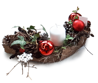 kleines Adventsgesteck, Unterbau mit Rinde in Sichelform. Dekorirt mit einer Kerze, roten Kugeln, Zapfen, Sternen und Efeu