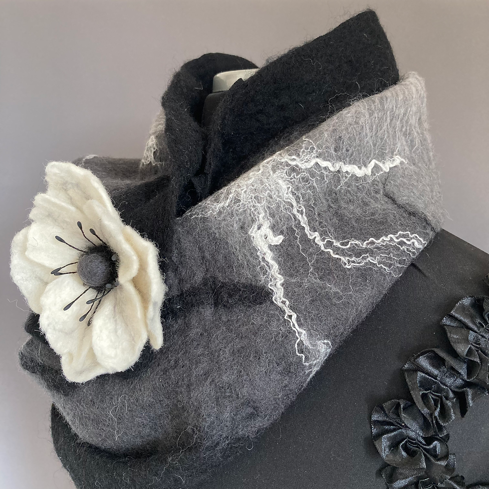 Accessoire mode femme, tour de cou noir et gris en laine feutrée et soie, avec une jolie broche.