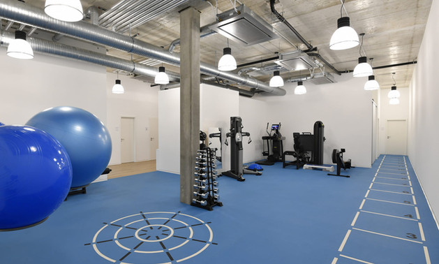 Suelo para zonas de fuerza y equipamiento pesado en acabados premium