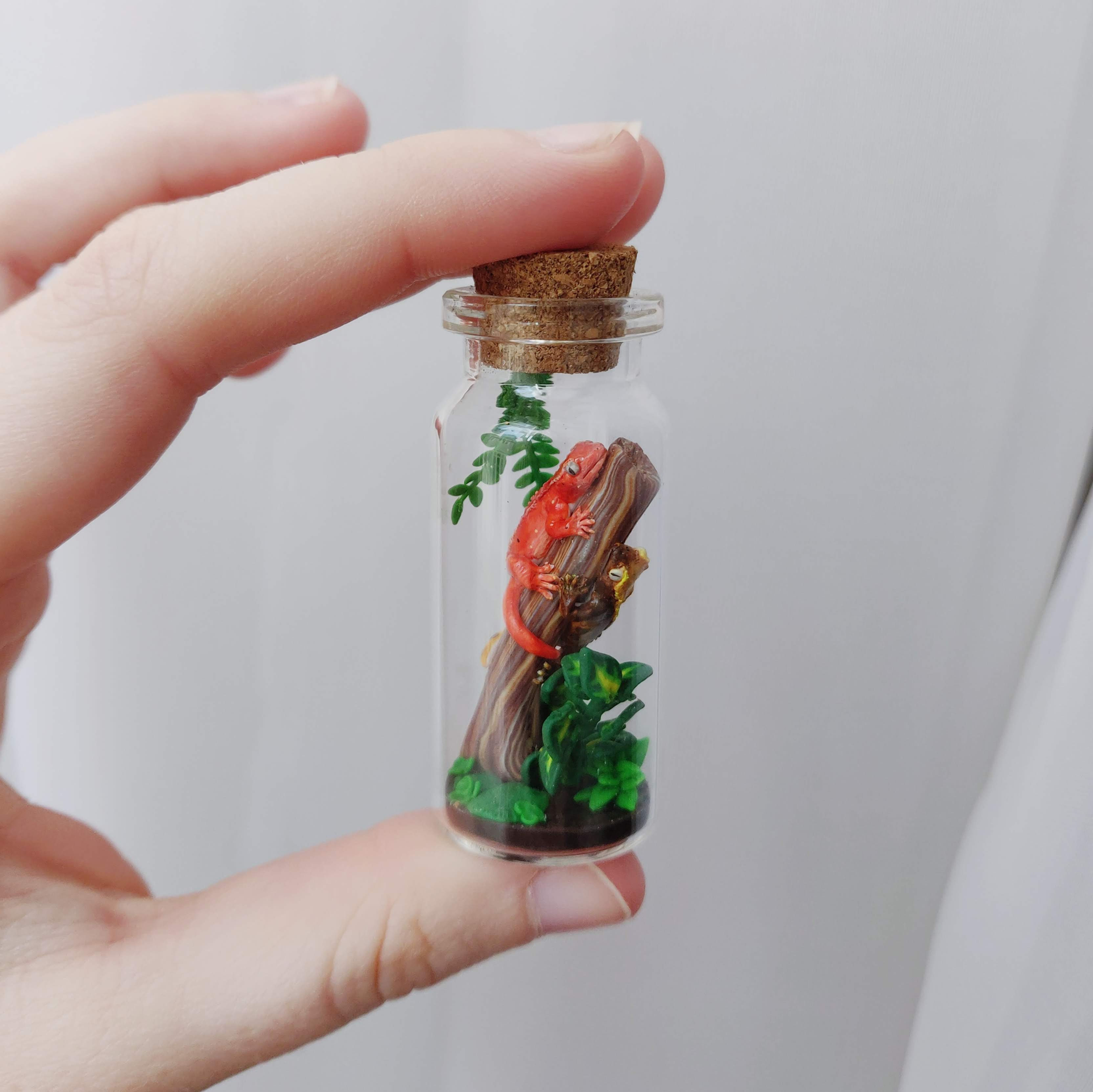 two small crested geckos / Bottle Art