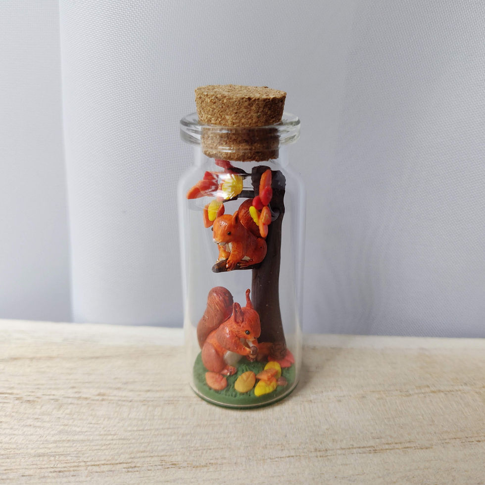 Miniaturbild: Zwei Eichhörnchen mit herbstlichen Baum / Flaschenkunst