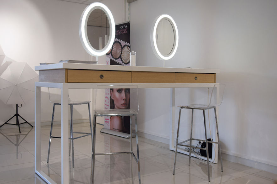 décoration et ameublement d'une salle dans une boutique