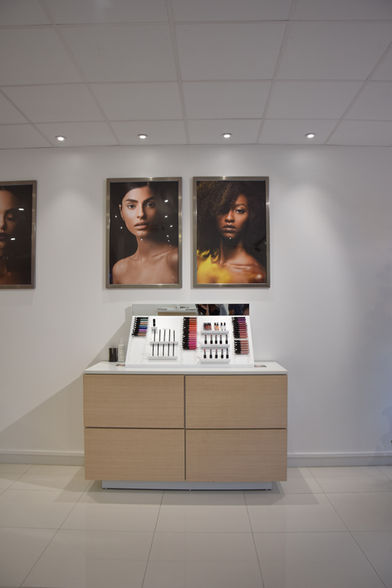 décoration et ameublement d'une salle dans une boutique