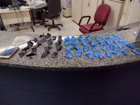 Jovens são flagrados com cocaína dentro de carro em Volta Redonda