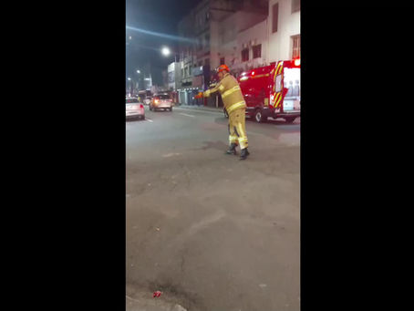 Dois carros se colidem na Avenida Amaral Peixoto, em Volta Redonda