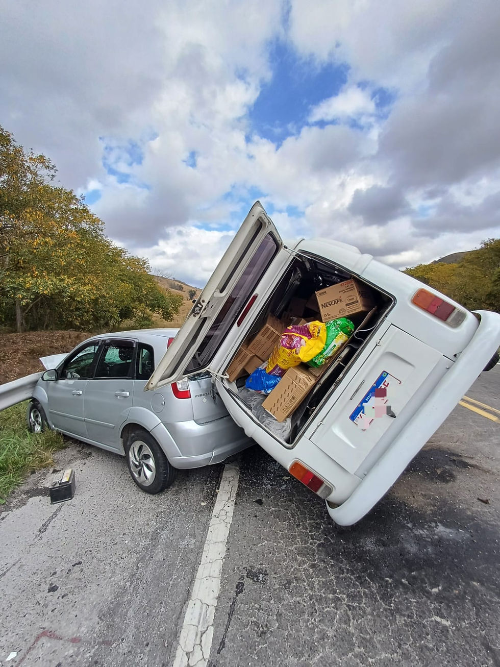 Motorista quebra as duas pernas em acidente na BR-393