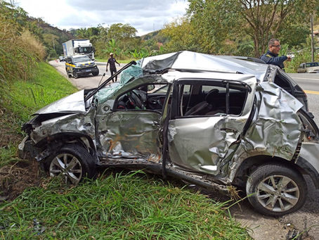 Acidente entre ônibus e carro deixa duas pessoas feridas na Rodovia Lúcio Meira
