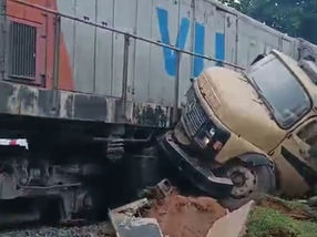 Caminhão carregado com brita se envolve em colisão com trem no bairro Vila Nova, em Barra Mansa