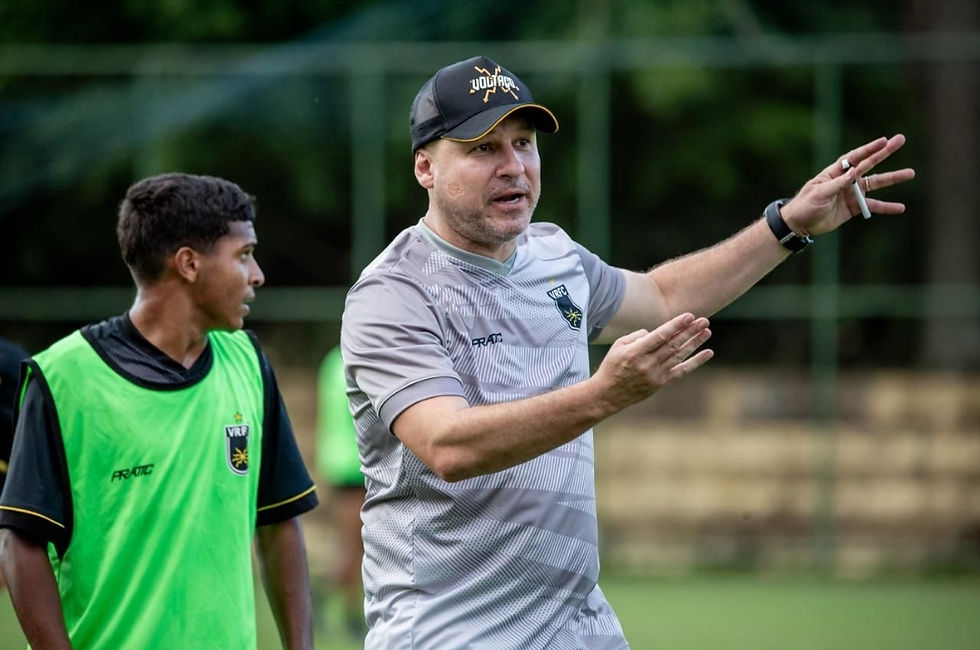 Rogério Corrêa comanda seu primeiro treino no retorno
