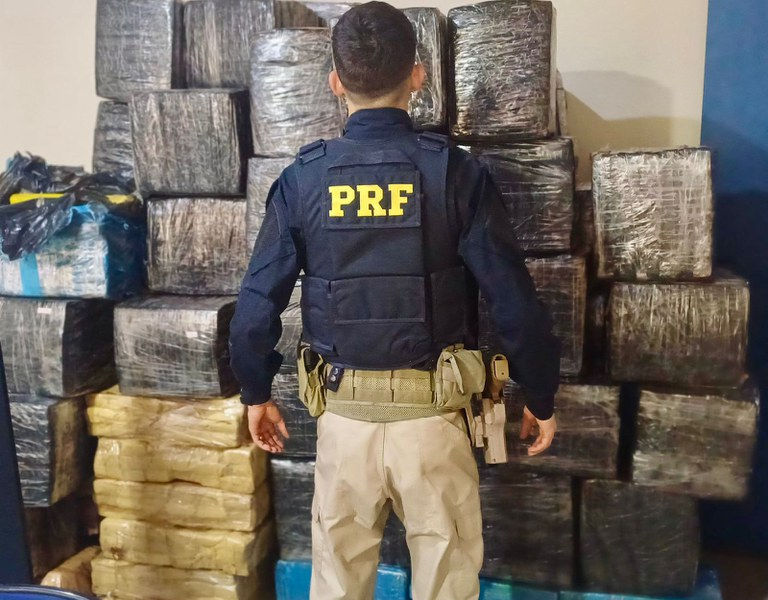 PRF apreende 2,5 toneladas de maconha em Piraí