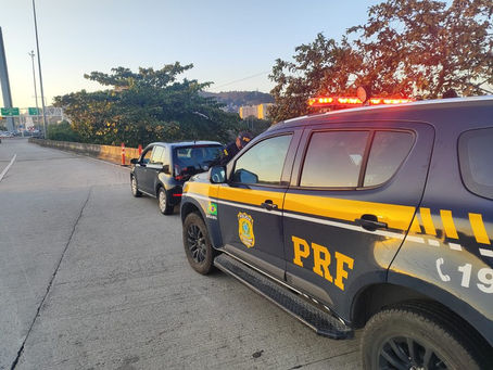 PRF apreende carro com 569 multas e R$ 24 mil em débitos na Ponte Rio-Niterói