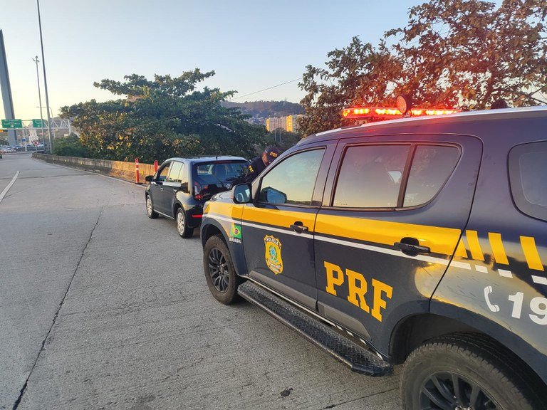 PRF apreende carro com 569 multas e R$ 24 mil em débitos na Ponte Rio-Niterói