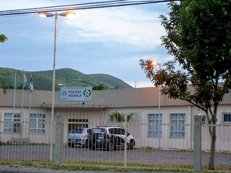 Homem encontra o irmão morto a tiros dentro de carro