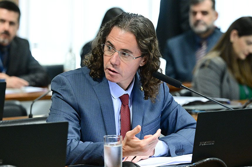 Proibição de discriminar bolsistas em escolas particulares segue à Câmara