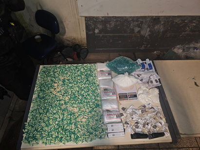 Quase 1 kg de cocaína é apreendido e um suspeito é detido no bairro Santa Cruz, em Volta Redonda