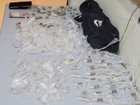 Dupla é presa com moto roubada e drogas no Jardim Cidade do Aço, em Volta Redonda