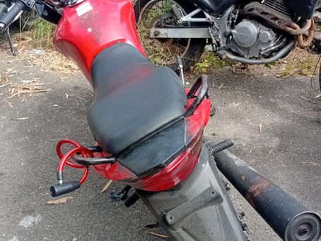 Motociclista empina moto, quase atropela guardas e acaba preso pela GMVR