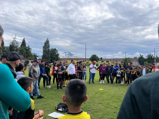 Alcalde León Balbanera, visita equipo de fútbol Infantil Cefor Guerreros Zacapu.